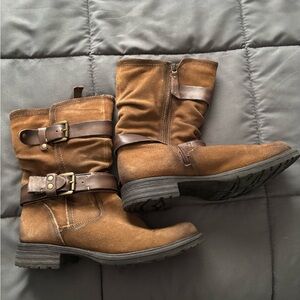 Brown suede Earth ankle boots